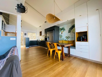 Espace repas : banquette et table