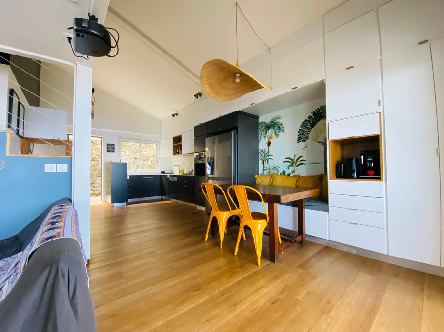 Espace repas : banquette et table