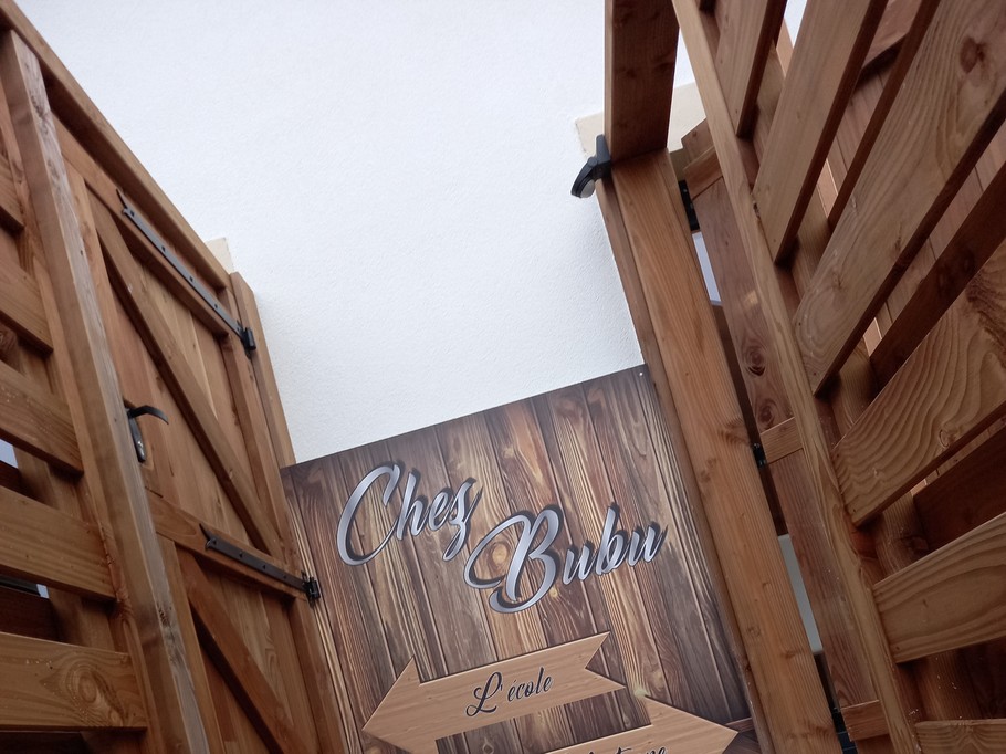 Accès extérieur - Chez Bubu : L’école