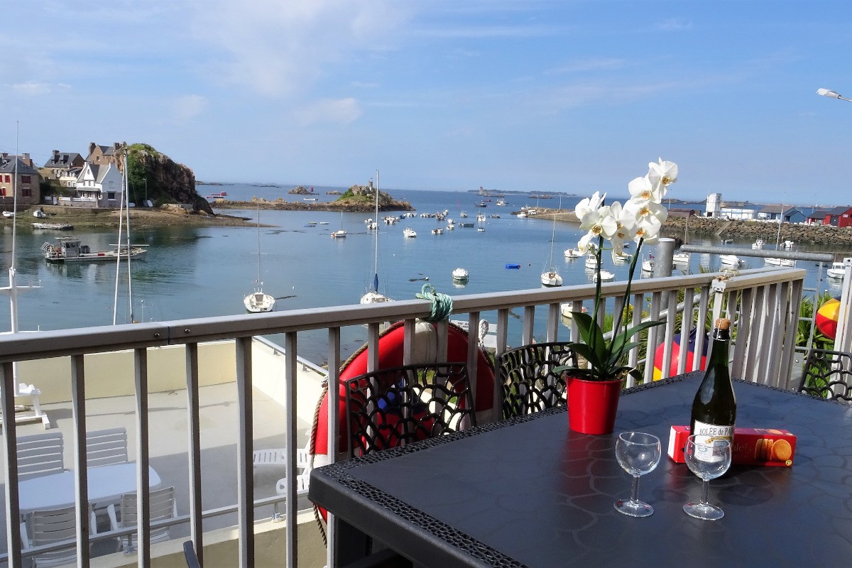 Terrasse bois vue mer avec table ,chaises, fauteuils et canapé