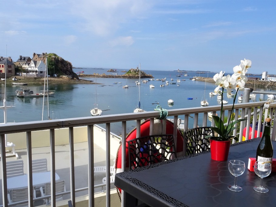Terrasse bois vue mer avec table ,chaises, fauteuils et canapé