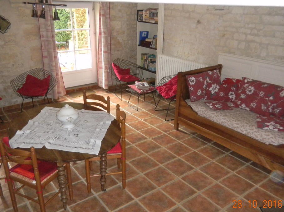 le salon agréable est spacieux