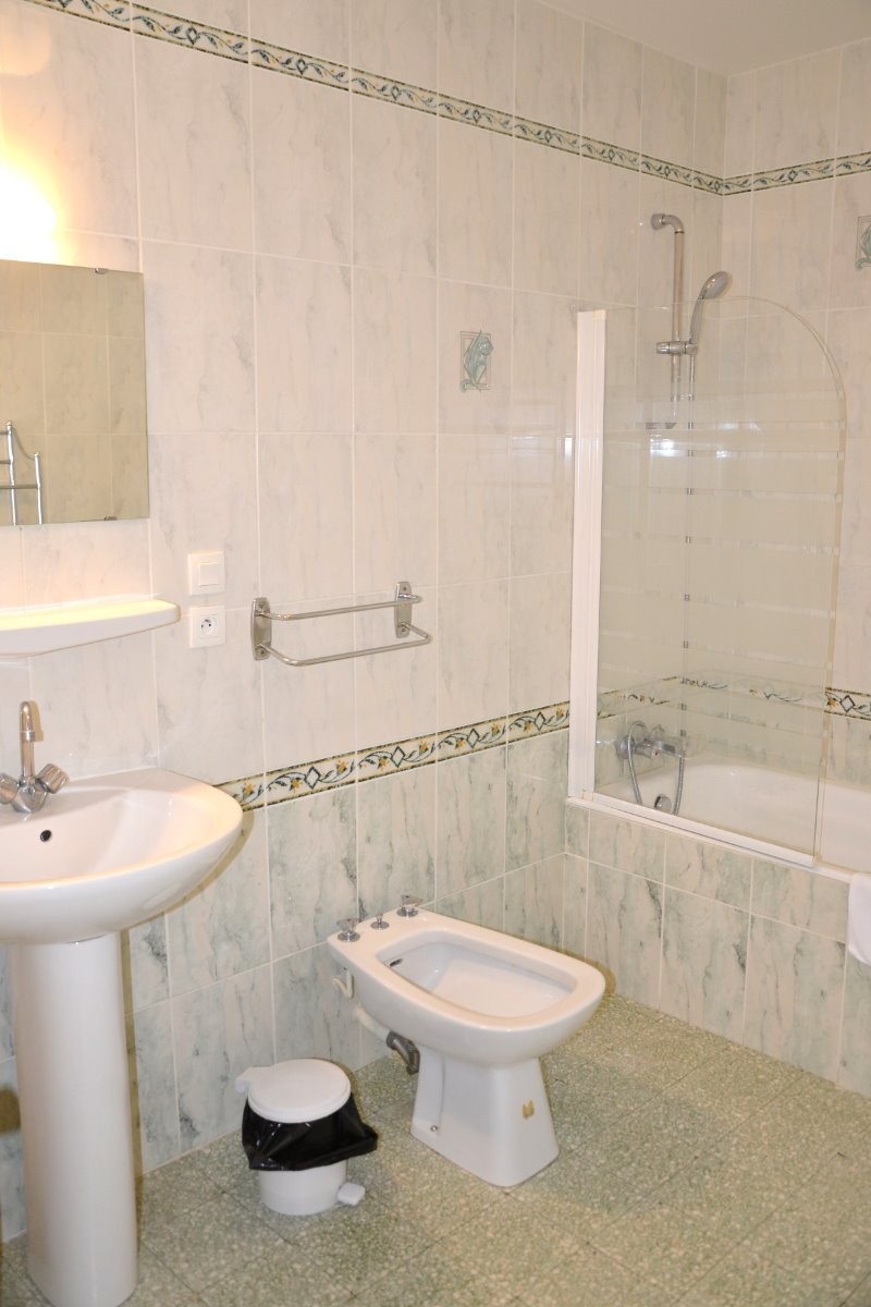 Salle de bains avec baignore