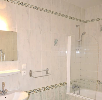 Salle de bains avec baignore