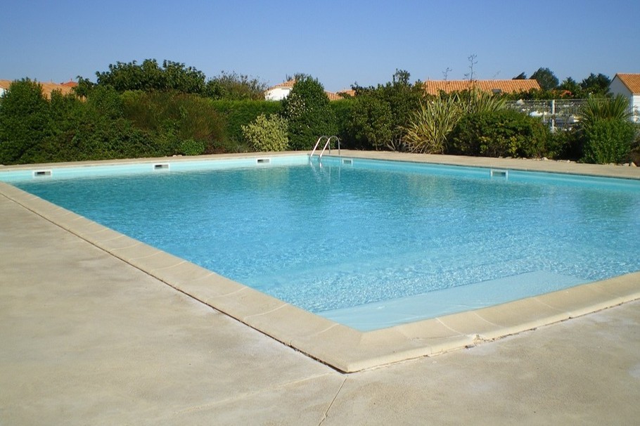Piscine commune dans la résidence