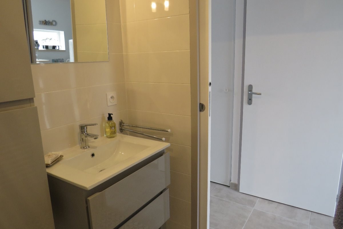 Coin lavabo et porte coulissante