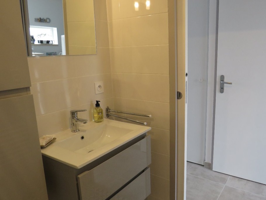 Coin lavabo et porte coulissante