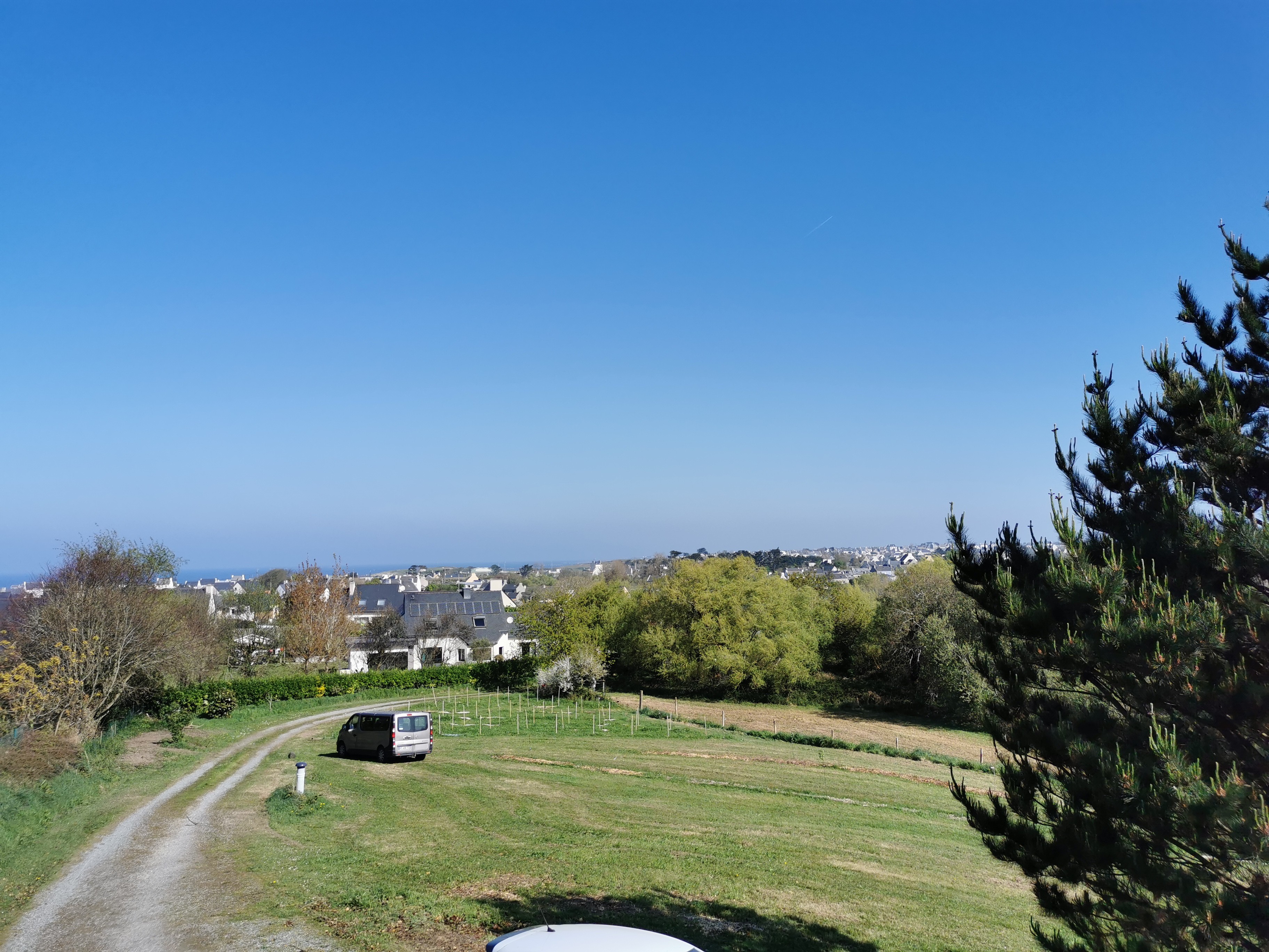 Vue du balcon et de la maison sur la nature et la mer
