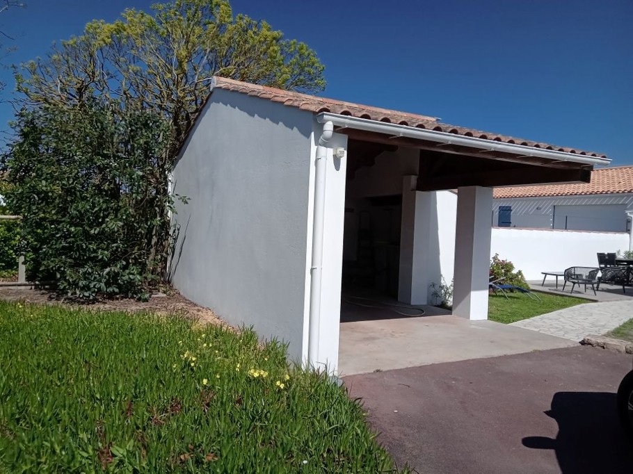Carport avec prise pour voiture électrique