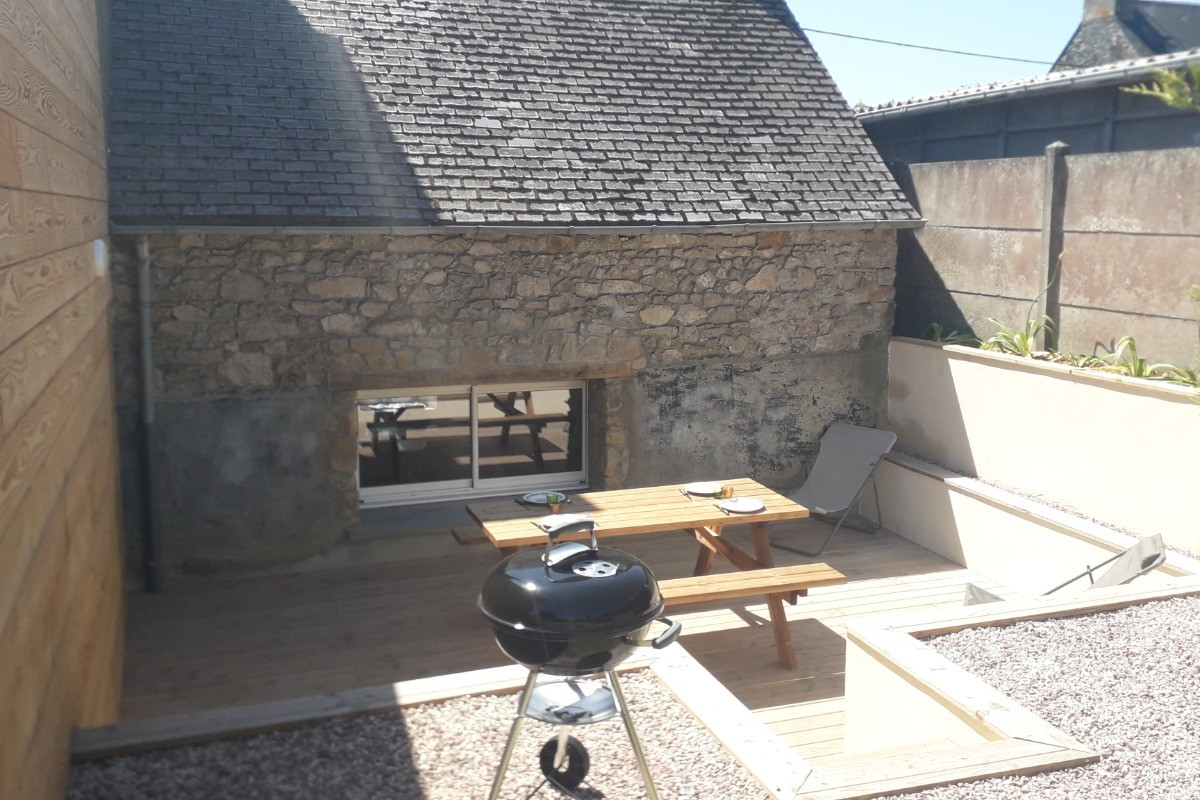 Location Paimpol Clévacances Derrien, terrasse à l'arrière de la maison