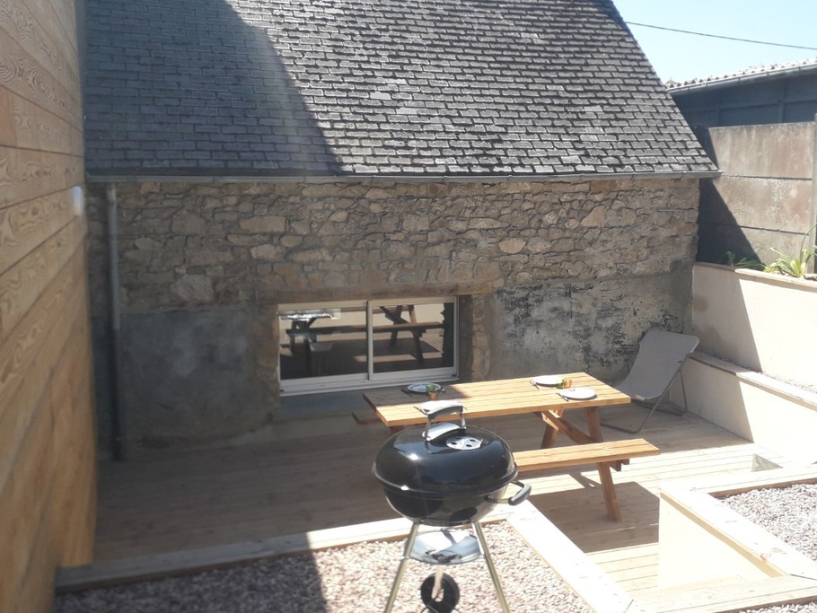 Location Paimpol Clévacances Derrien, terrasse à l'arrière de la maison