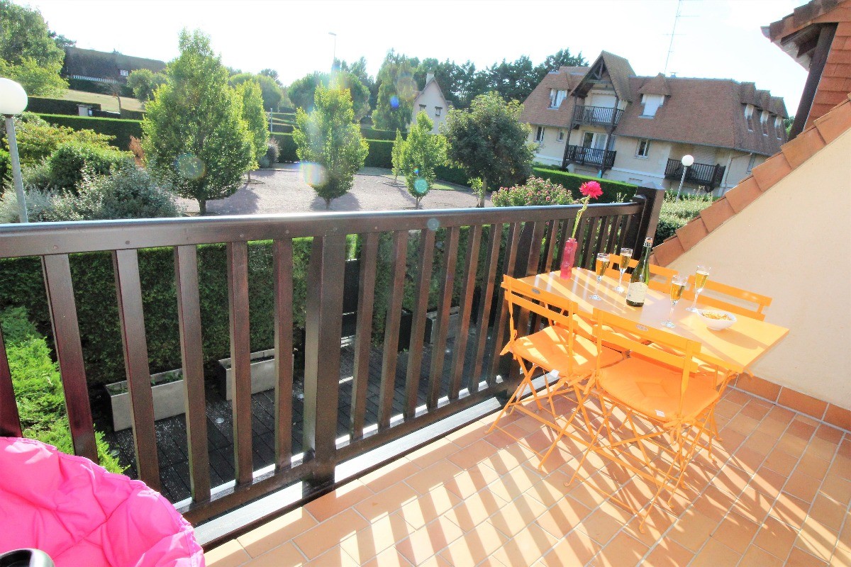 La terrasse pour un agréable déjeuner au soleil et au calme.