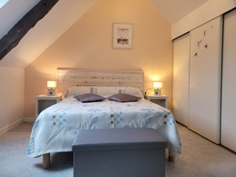 la longère, Gîte pors Even, la chambre en mezzanine avec 1 lit double et 1 lit simple et bureau