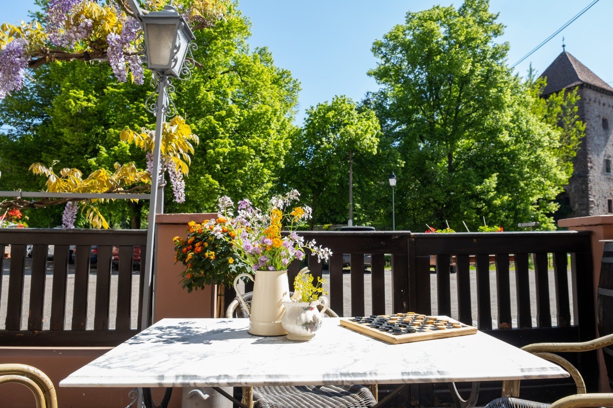 Espace repas sur la terrasse