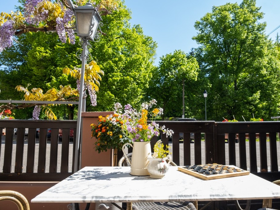 Espace repas sur la terrasse