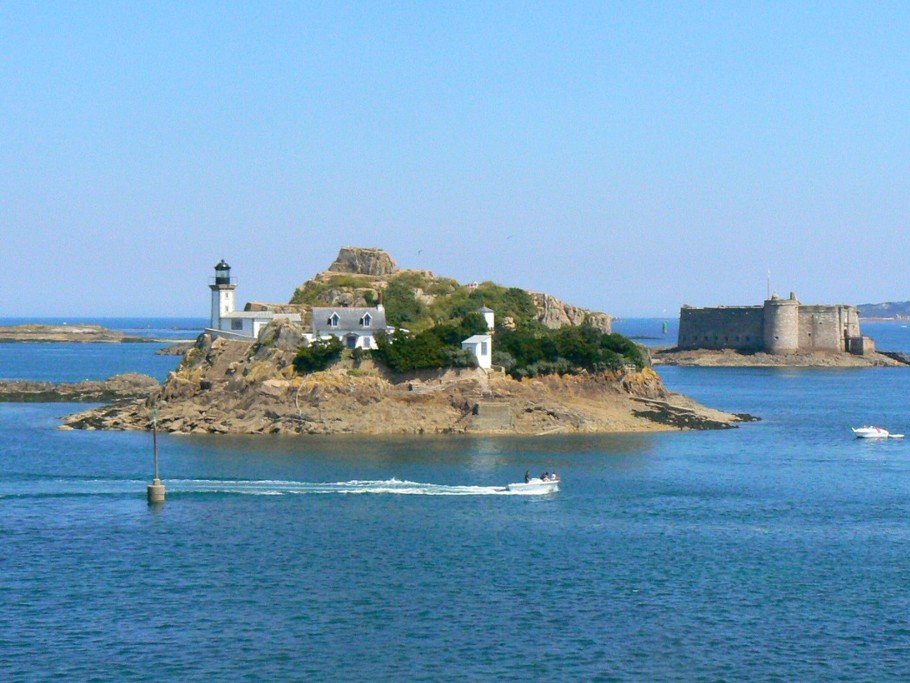L'ile Louet et le château du Taureau au large de Carantec visibles à pied sur le GR34 de la maison