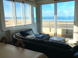 Salon et salle à manger vue mer