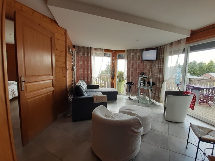 Salon accès terrasse SUD - Gîte Les Coquelicots - Super Besse (Puy de Dôme, 63)