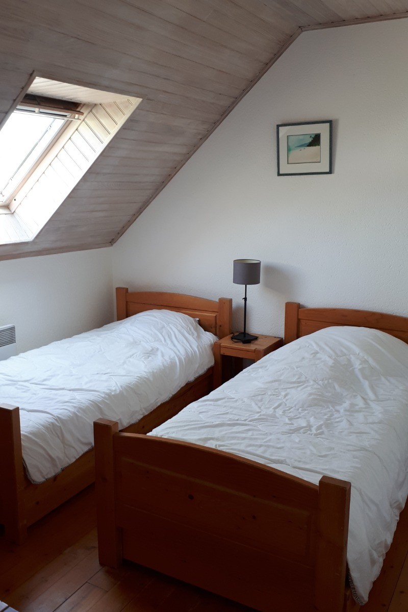La chambre avec 2 lits simples à l'étage