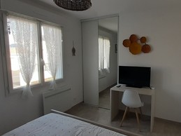 Chambre avec bureau. Placard avec penderie et étagères