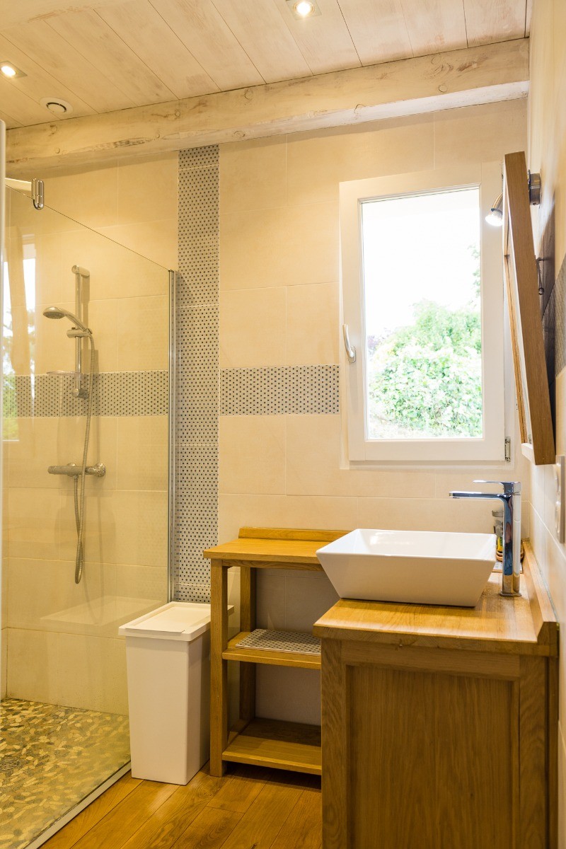 la salle de bains avec douche à l'italienne