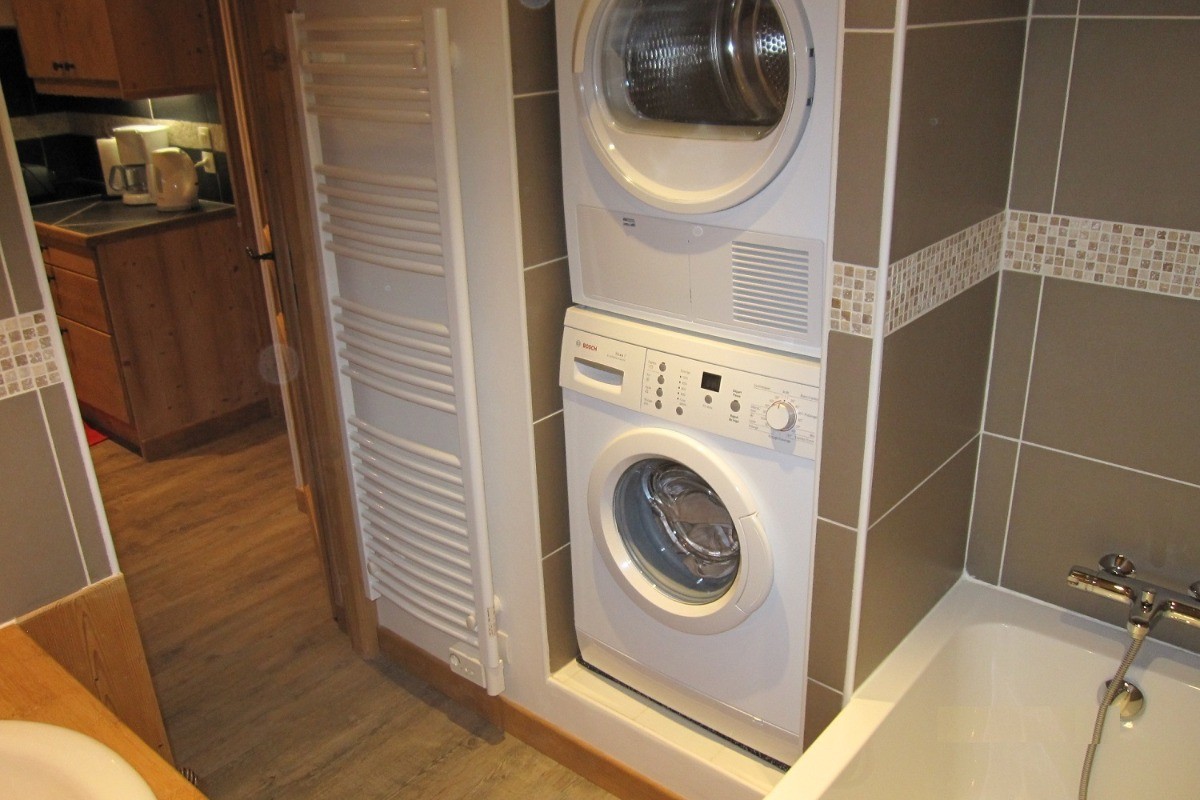 La salle de bain intégrant lave-linge et sèche-linge