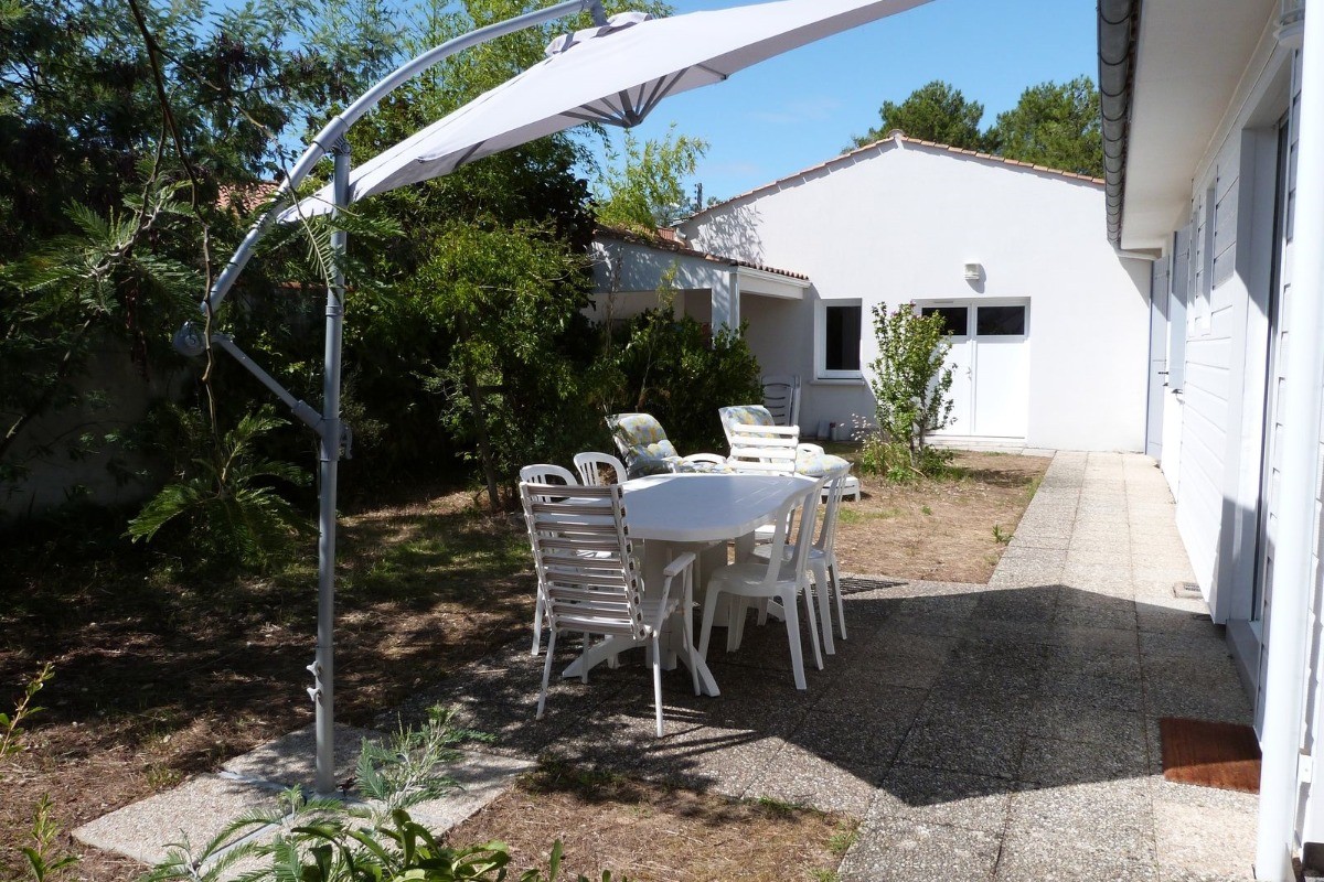 Terrasse avec salon de jardin et parasol