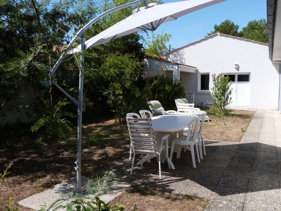 Terrasse avec salon de jardin et parasol