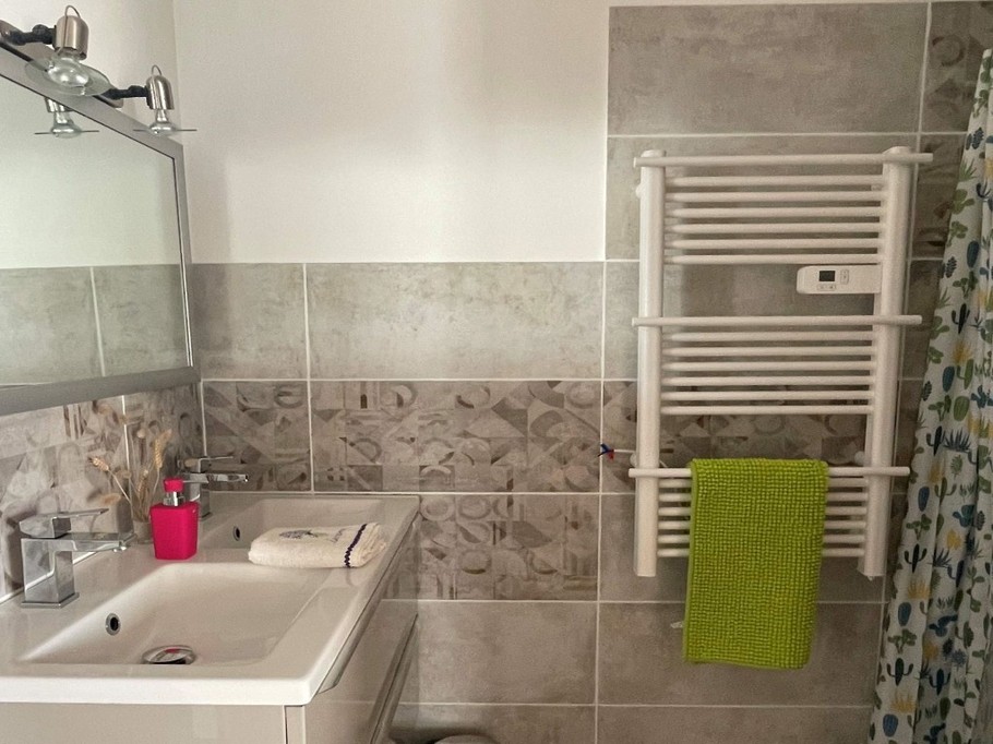 Les Figuiers 2, pour 4 personnes avec 2 terrasses, avec stationnement gratuit, près de Chatelaillon en Charente maritime