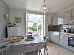 Cuisine donnant sur petite véranda accès jardin
