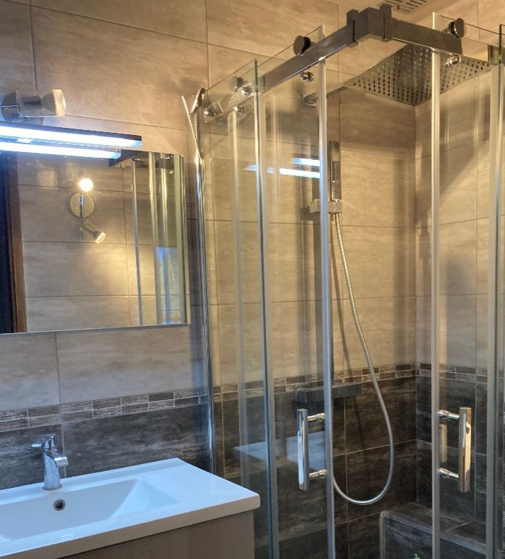 salle de bains lavabo douche lave-linge