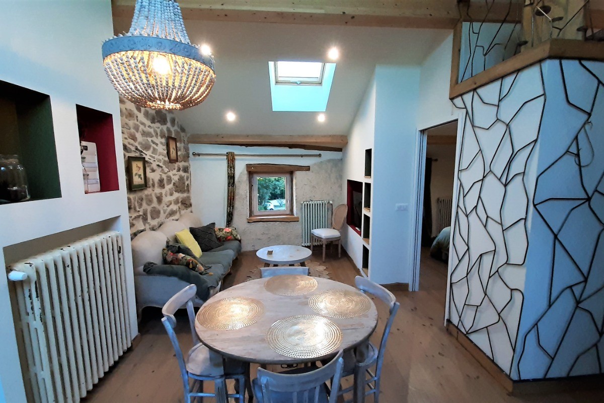 Appartement Joubarbe au 2ème et dernier étage de la maison, appartement entièrement meublé, sanitaires privatifs, chambre et mezzanine (3 couchages).