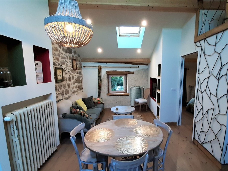 Appartement Joubarbe au 2ème et dernier étage de la maison, appartement entièrement meublé, sanitaires privatifs, chambre et mezzanine (3 couchages).