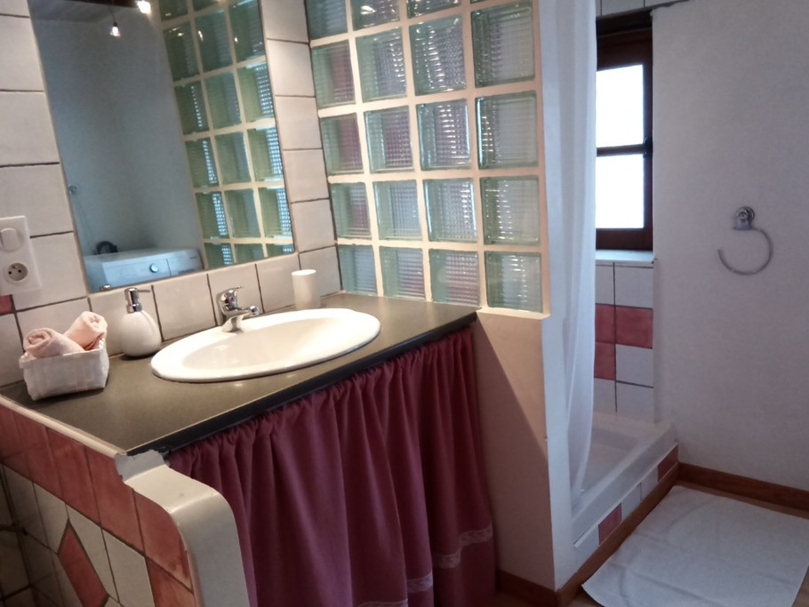 Salle d'eau, La Maison de Thalia, au cœur du village (proche Sisteron, Provence)