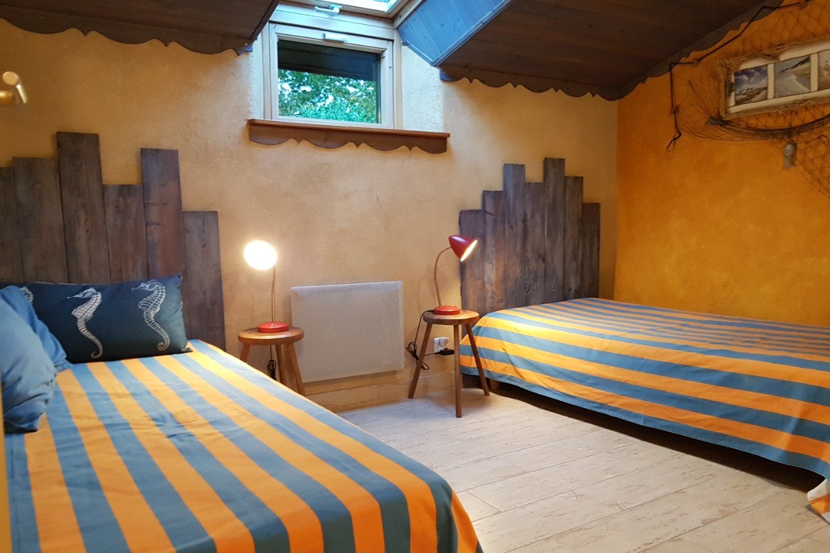 Chambre indépendante et de plain pied pour 2 personnes (2 lits 90 cm) avec rangements, et salle d'eau communicante.