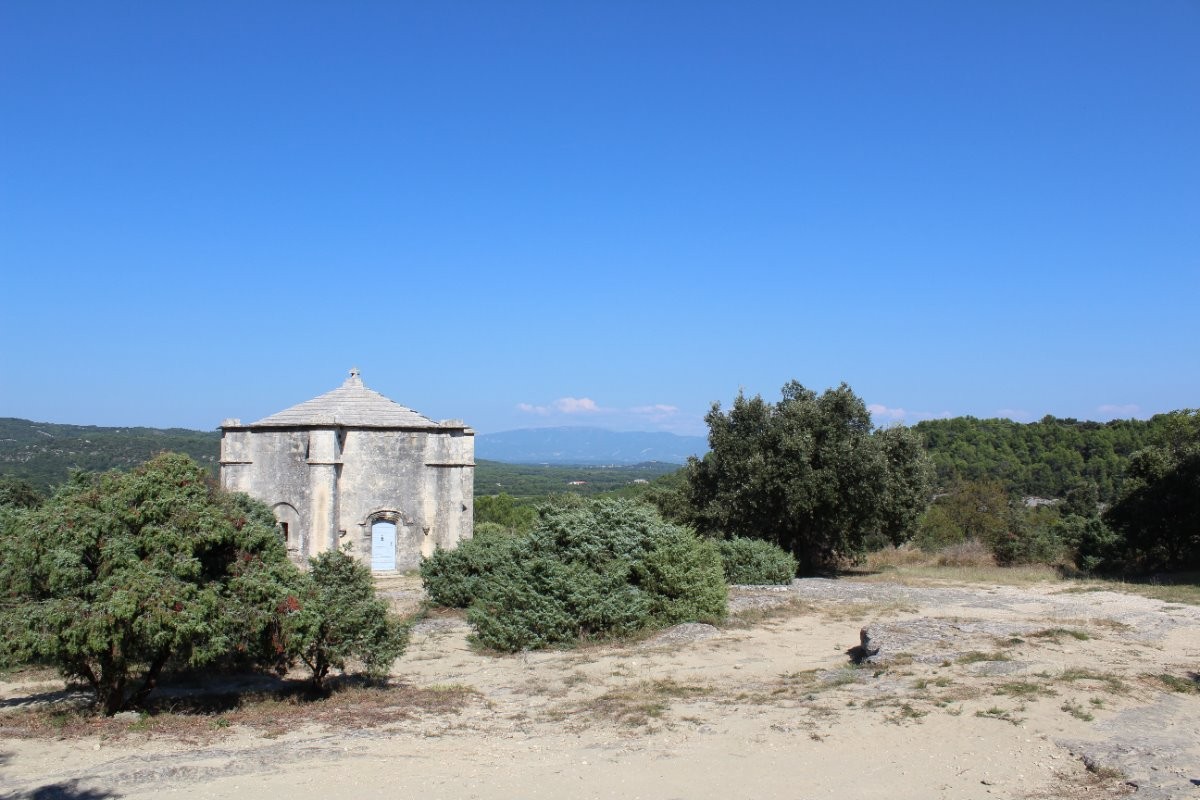 à 5 mn à pied de l'Hermitage, la chapelle du St Sépulcre au cœur de la garrigue