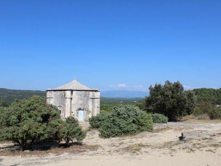 à 5 mn à pied de l'Hermitage, la chapelle du St Sépulcre au cœur de la garrigue