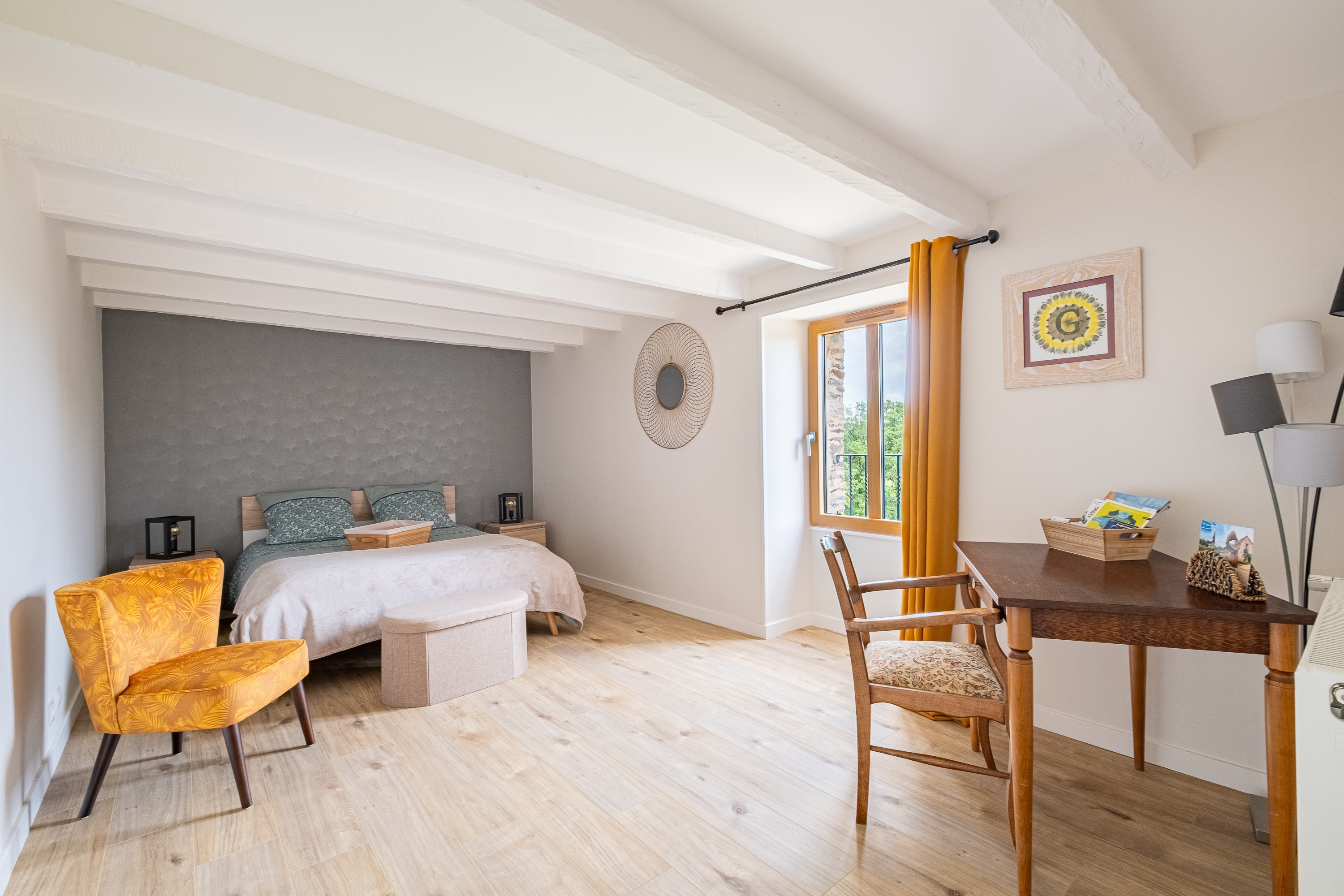 Chambre Côté Cour pour 2 personnes avec penderie et bureau avec chaise (lit 140 cm).