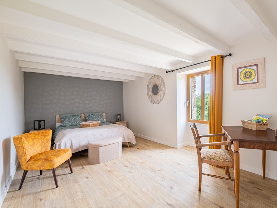 Chambre Côté Cour pour 2 personnes avec penderie et bureau avec chaise (lit 140 cm).