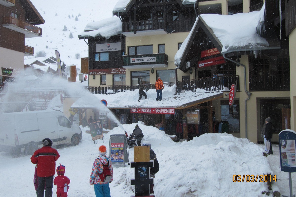 La place à traverser pour rejoindre le front de neige entre les deux bâtiments.