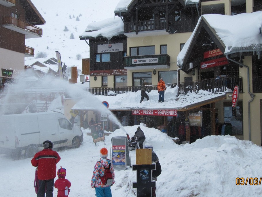La place à traverser pour rejoindre le front de neige entre les deux bâtiments.