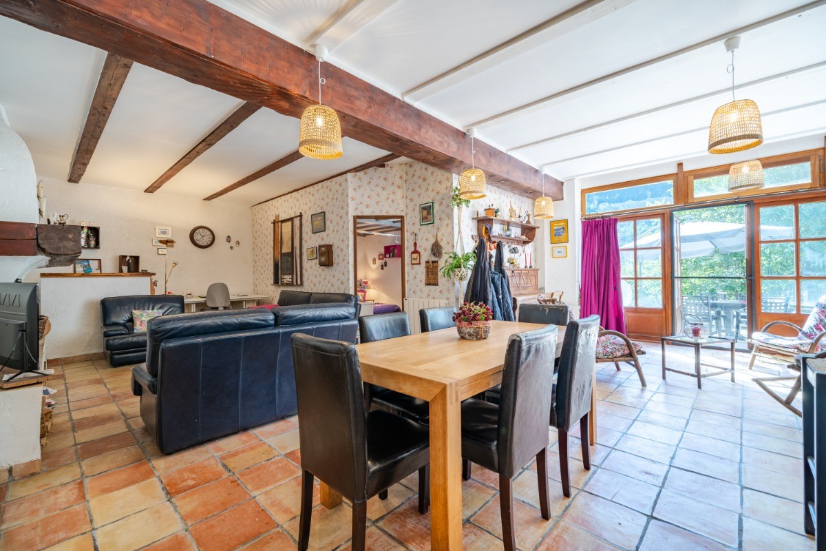 Gîte les Cougnas, grande pièce à vivre aux dimensions familiales