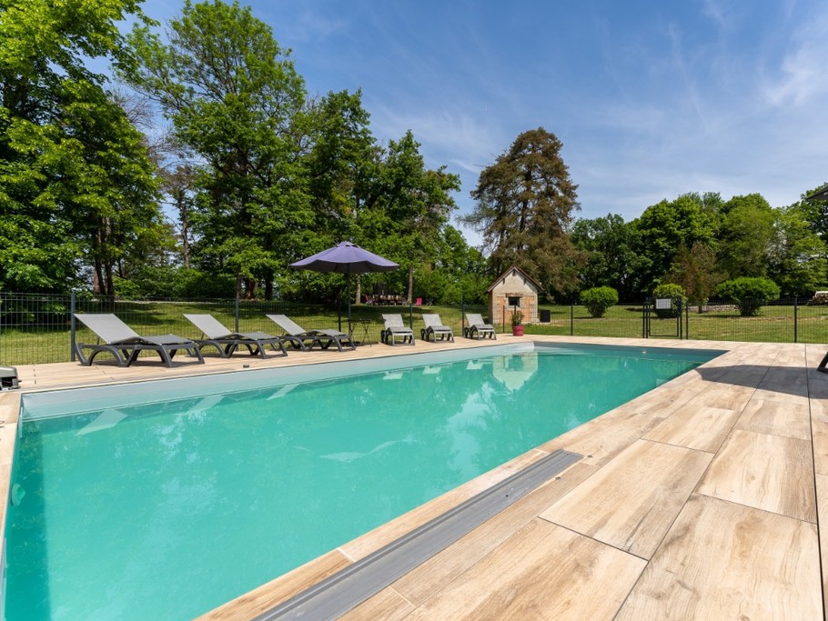 Grande piscine chauffée de 10 m X 5 m
Espace détente, bains de soleil
