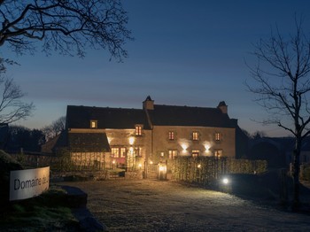 L'entrée du domaine de Linguinou à Commana à la tombée de la nuit