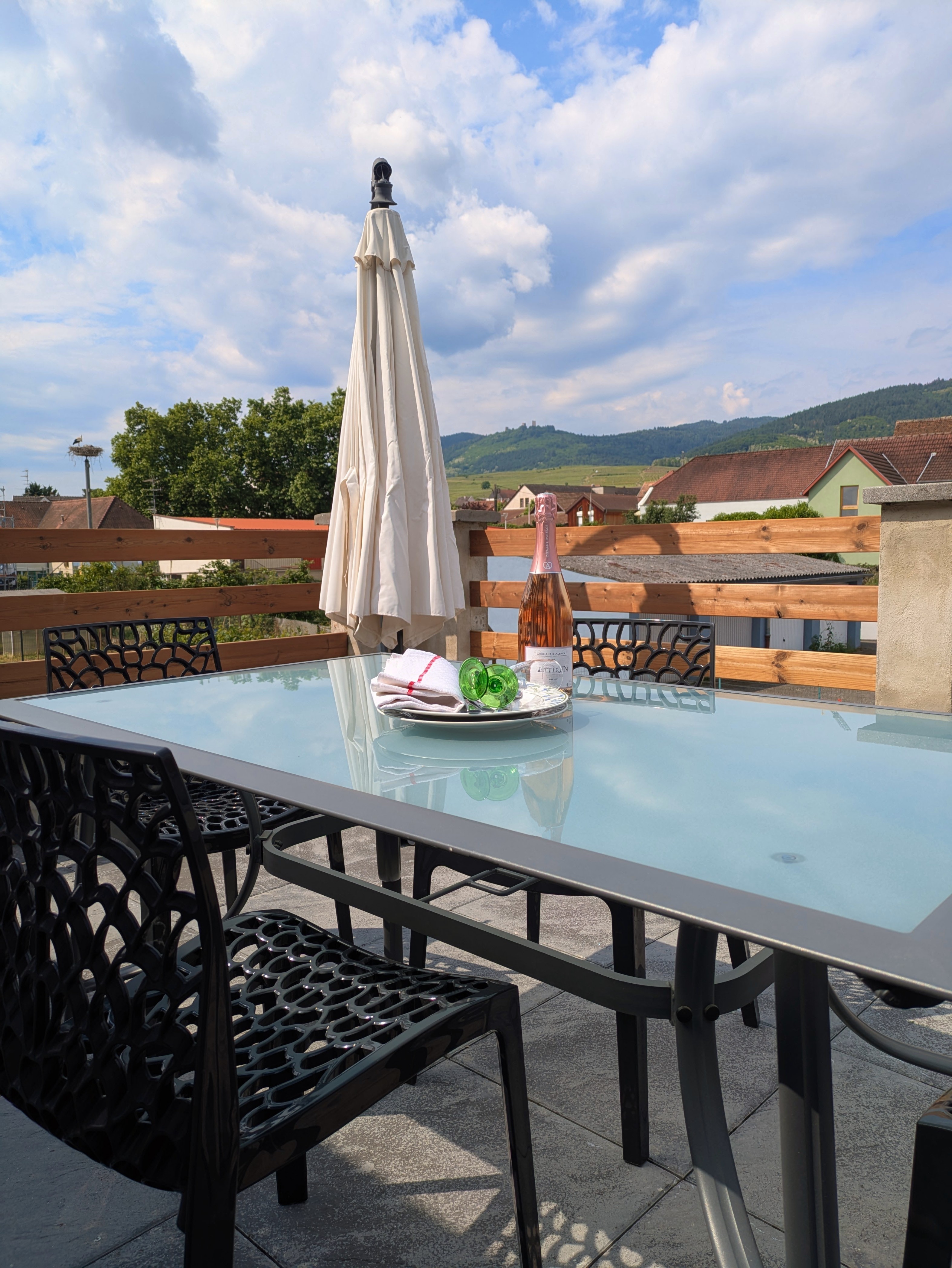 Terrasse avec vue sur les côteaux