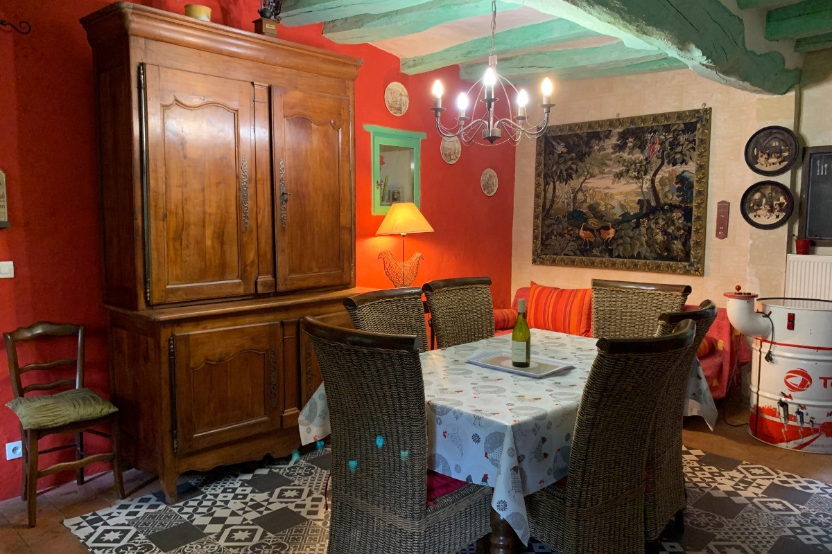 Second séjour avec jeux vintage (babyfoot, flipper, jeux d'arcade). Canapé-lit convertible pour 2 personnes (140x190 cm). Dessert la cuisine à gauche, le salon à droite, les chambres à l'étage.