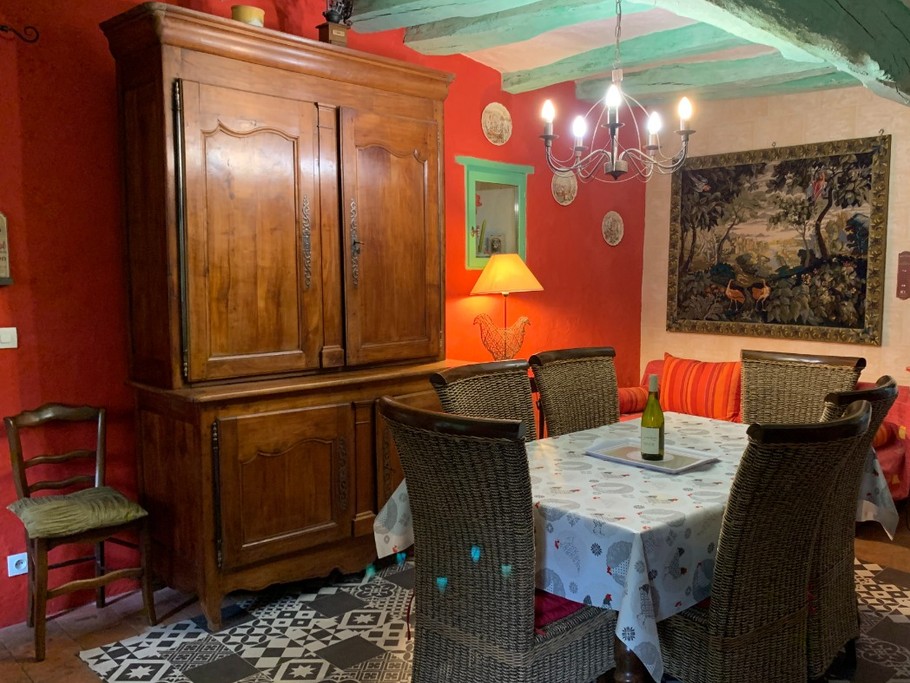 Second séjour avec jeux vintage (babyfoot, flipper, jeux d'arcade). Canapé-lit convertible pour 2 personnes (140x190 cm). Dessert la cuisine à gauche, le salon à droite, les chambres à l'étage.