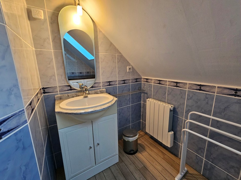 La salle d'eau de l'étage avec WC séparé