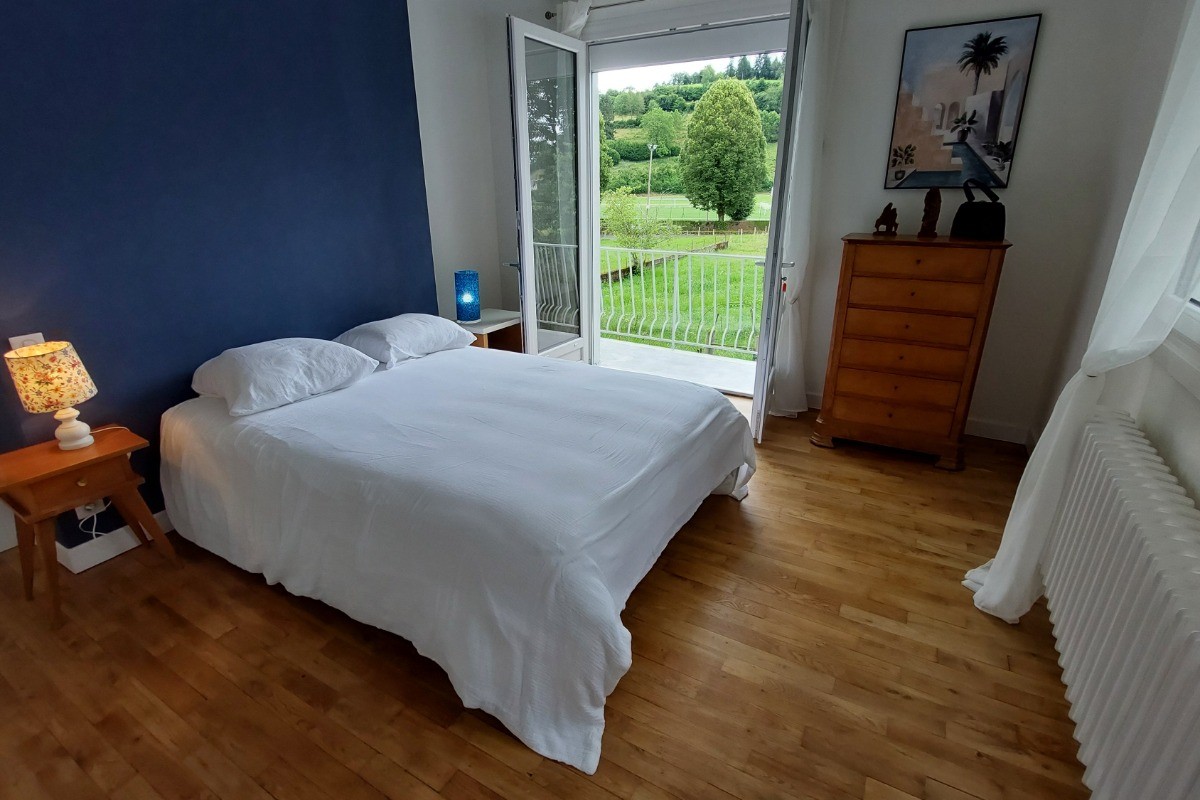 Chambre 3 balcon,  spacieuse, orientée sud et ouest, beau parquet en chêne