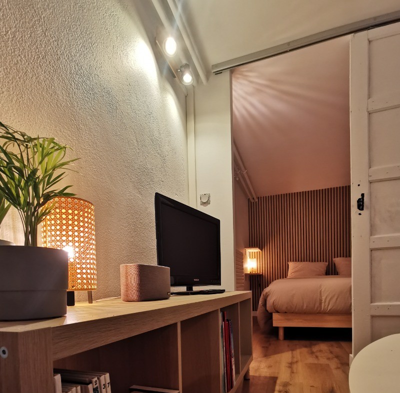 Espace salon vue chambre